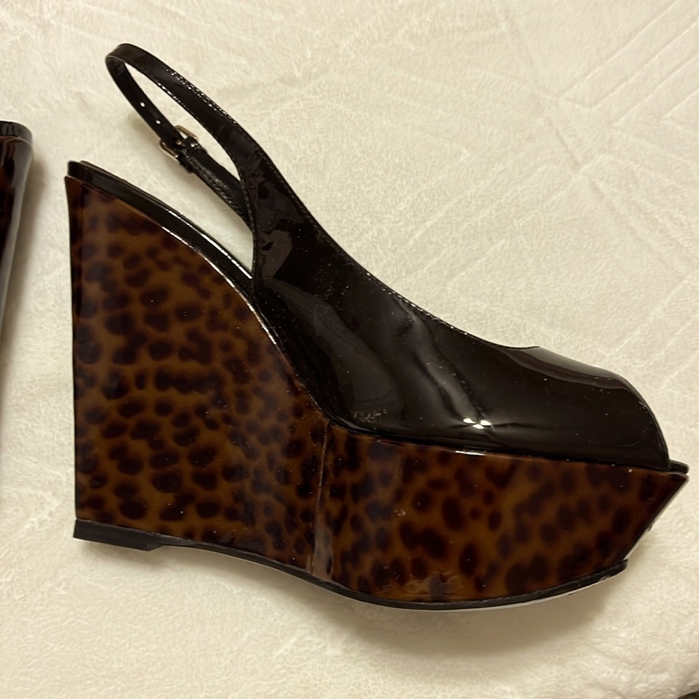 Sergio Rossi ladies shoes. Black with an animal print heel